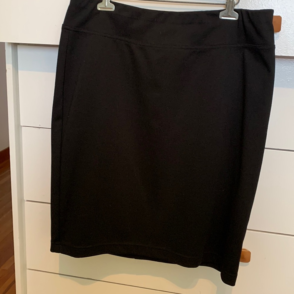 Basic black skirt, pull on wear with anything, any where!
